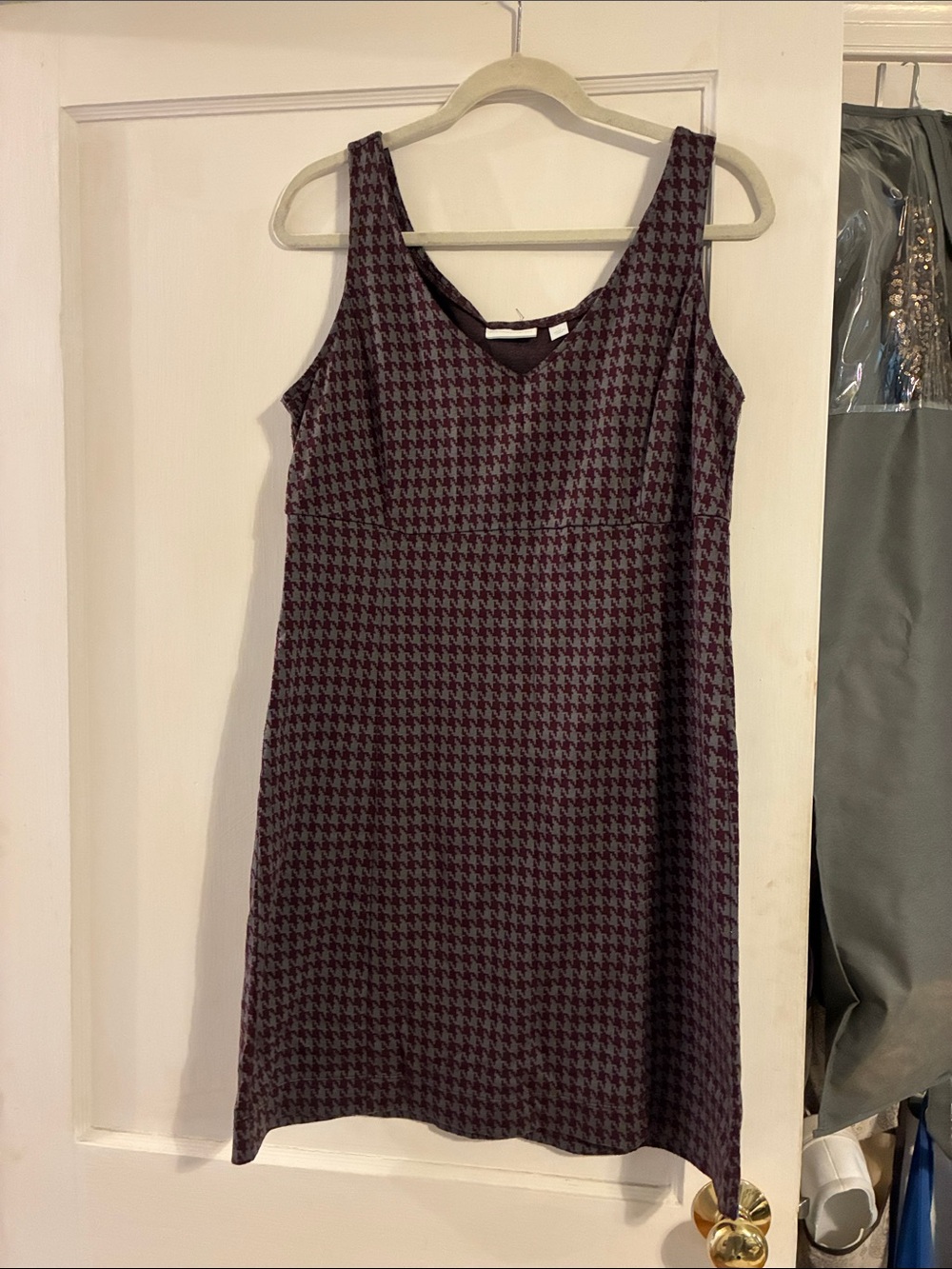 Sleeveless Houndstooth Shift Dress in Burgundy